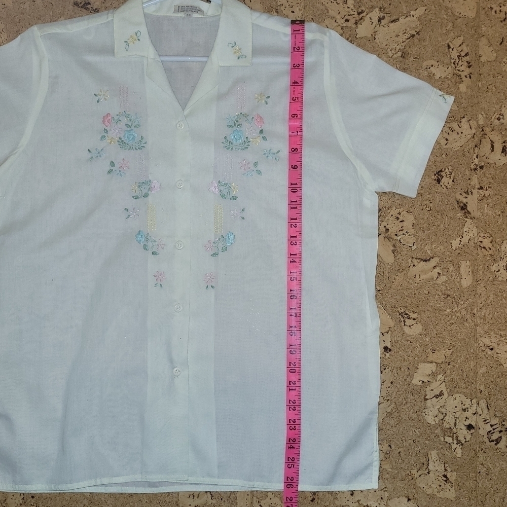 Vintage 1950s  Embroidered Pale Yellow Blouse Shirt Short Sleeve Size (L?)